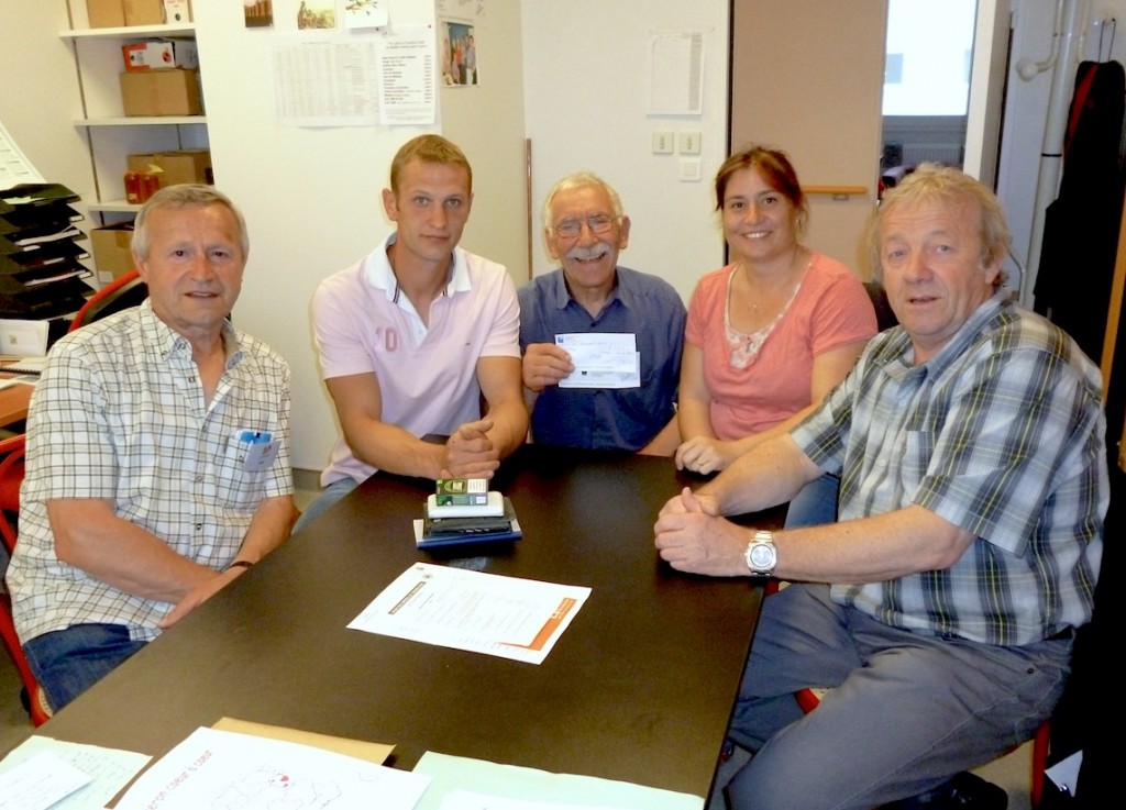 Remise d'un chèque à l'association le Liseron dela part de la commune Le Vernois.